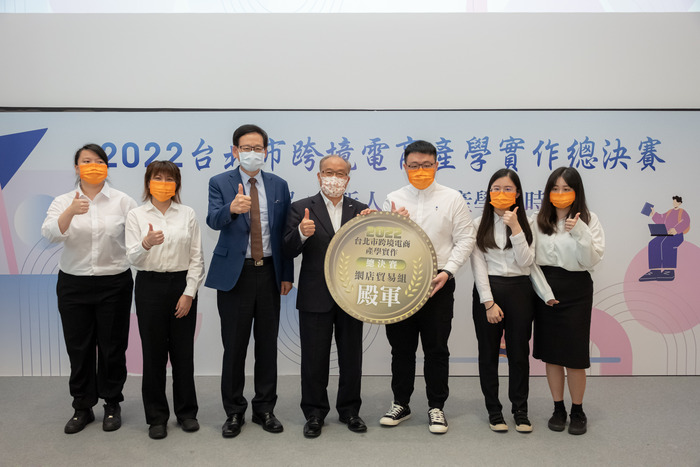 5 students (曾博煒、鍾欣庭、湯昕芊、陳俞妏、呂佳勳) won the fourth place in 2022 Taipei Cross-Border E-Commerce Industry-University Practice Competition.Image