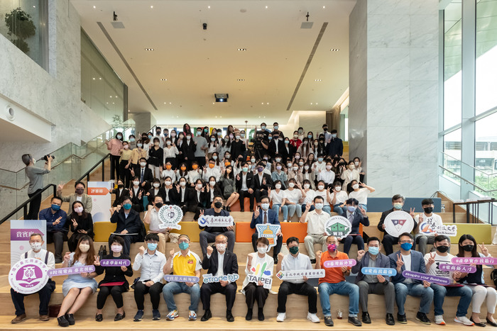 5 students (曾博煒、鍾欣庭、湯昕芊、陳俞妏、呂佳勳) won the fourth place in 2022 Taipei Cross-Border E-Commerce Industry-University Practice Competition.Image